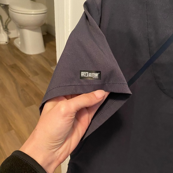 Greys Anatomy Scrub SET in Gray - Picture 5 of 10